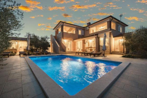 Villa Javor near Pula only 1 km from the beach with sea view and heated pool